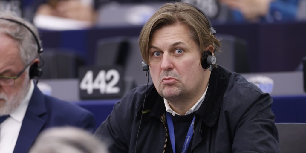 Revocata l'immunità parlamentare a maximilian krah, deputato afD, per corruzione e riciclaggio