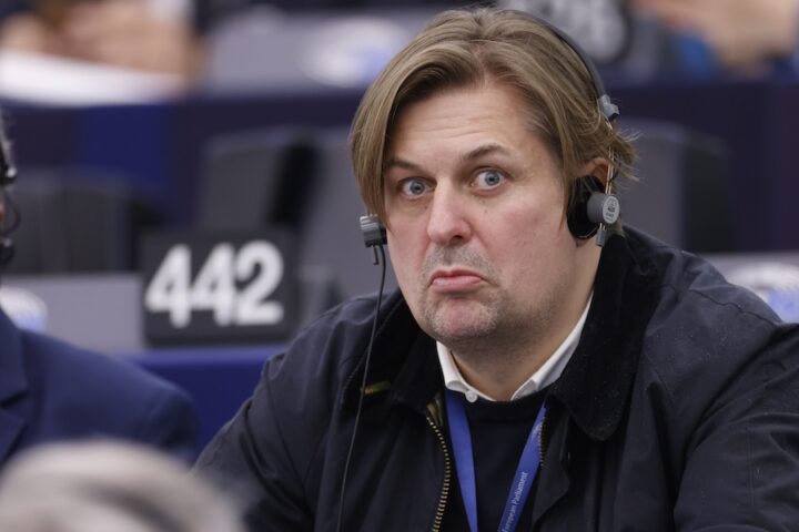 Revocata l'immunità parlamentare a maximilian krah, deputato afD, per corruzione e riciclaggio