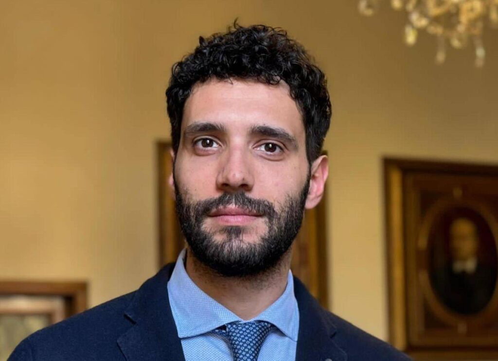 Ricatto a luci rosse: due indagati per revenge porn portano alle dimissioni del candidato FdI Tommaso Cocci