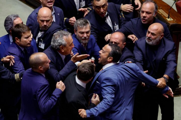 Riforma della giustizia: Camera approva la separazione delle carriere dei magistrati, seduta sospesa per bagarre