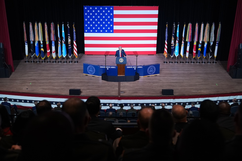 Riunione insolita di 800 ufficiali dell'esercito statunitense a Quantico con Trump e Hegseth