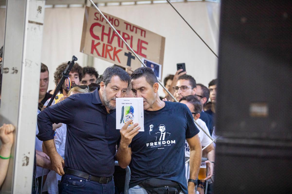 Roberto Vannacci al raduno di Pontida: assente il gruppo 'Vannacci boys', Salvini sul palco