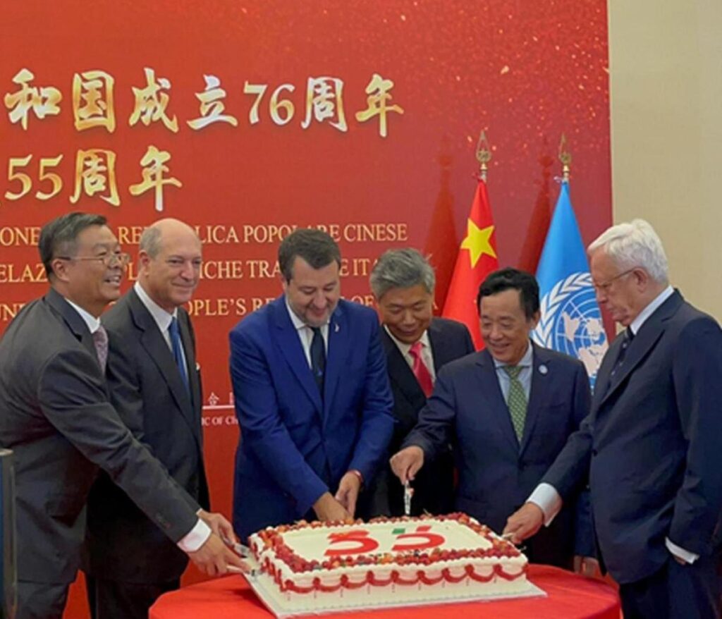 Salvini abbraccia il diplomatico russo, l'opposizione critica la scelta e chiede chiarimenti