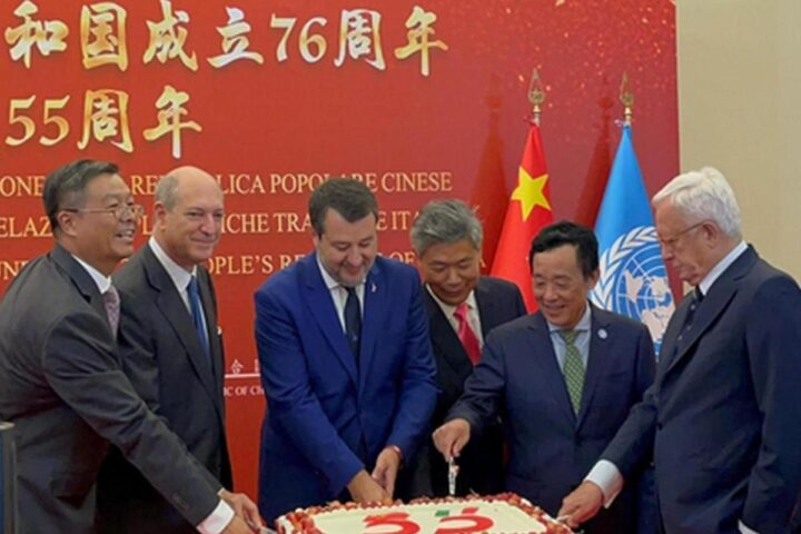 Salvini abbraccia il diplomatico russo, l'opposizione critica la scelta e chiede chiarimenti