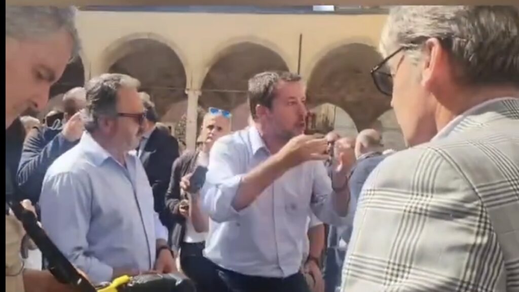 Salvini contestato ad Ascoli: «Non è possibile che arrivino a 5 metri da me»