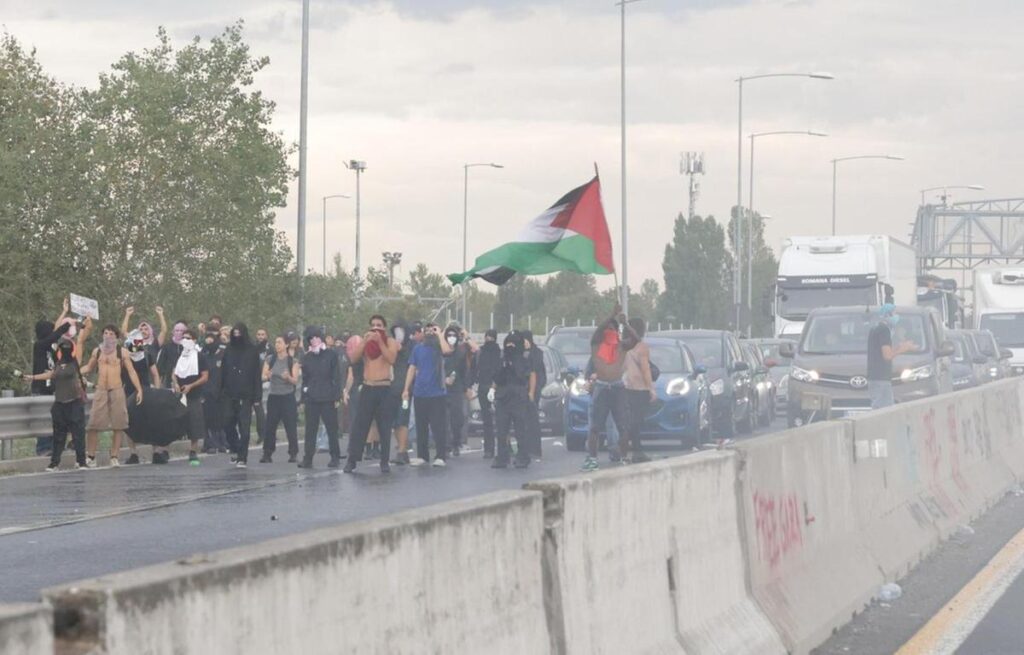 Scontri per Gaza a Milano: proteste sfociano in violenza e oltre 60 feriti tra le forze dell'ordine