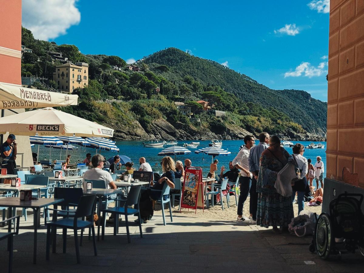 Sestri Levante, il sindaco vieta di stendere i panni sui balconi per preservare il decoro urbano