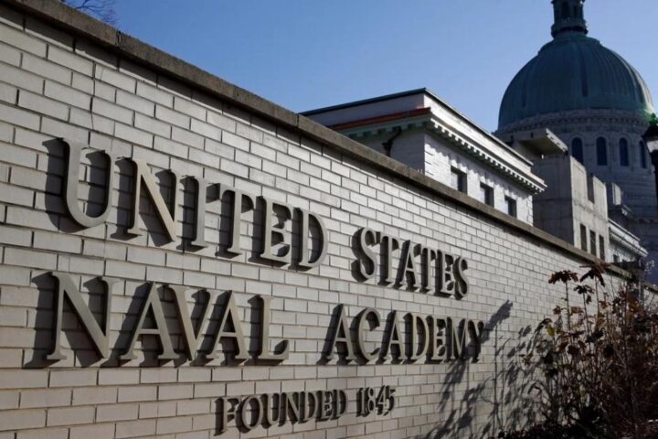 Spari all'accademia navale degli Stati Uniti, un cadetto espulso torna armato