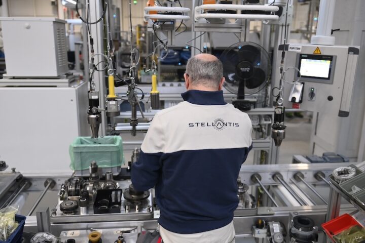 Stellantis riduce la produzione e chiude stabilimenti in Europa, incluso Pomigliano