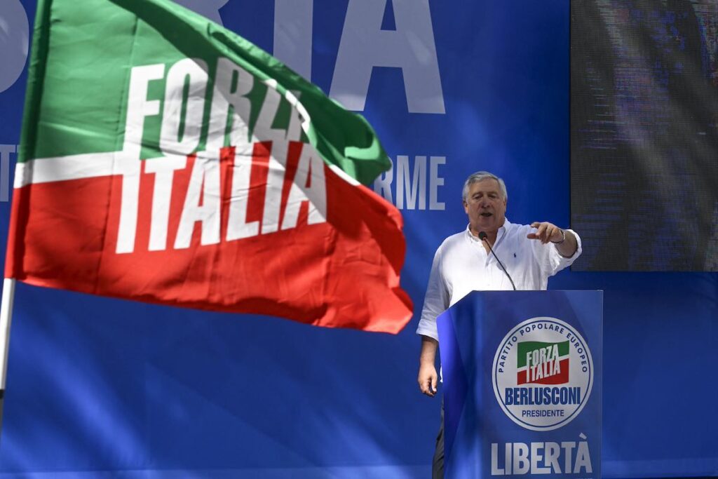 Tajani: «Dobbiamo cambiare Forza Italia e puntare su un candidato civico in Campania»