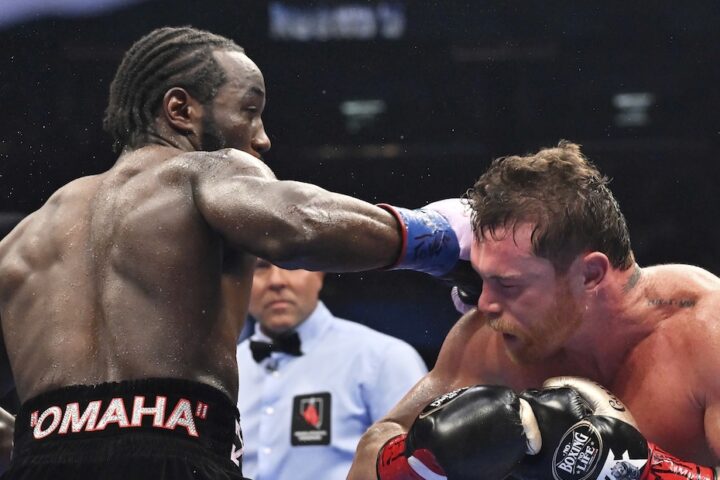 Terence Crawford batte Canelo Alvarez ai punti nell'incontro di boxe a Las Vegas