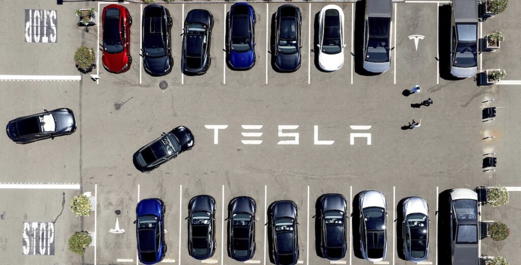 Tesla propone un pacchetto retributivo da mille miliardi di dollari per Elon Musk, condizionato a obiettivi futuri