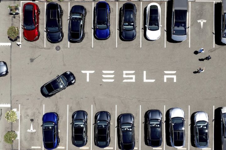 Tesla propone un pacchetto retributivo da mille miliardi di dollari per Elon Musk, condizionato a obiettivi futuri