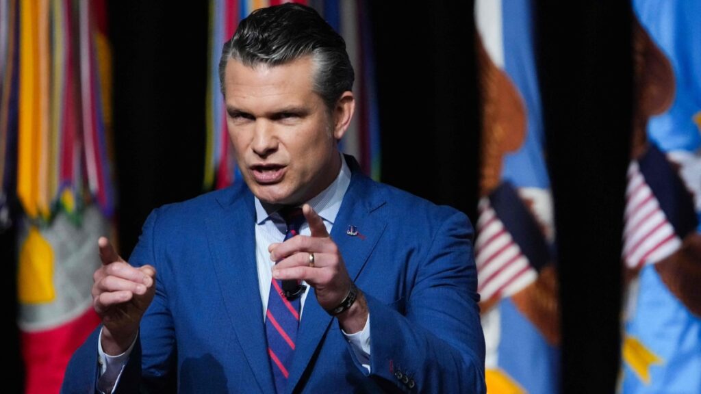 Trump e Hegseth alla base di Quantico: «Prepariamoci alla guerra e vincerla»