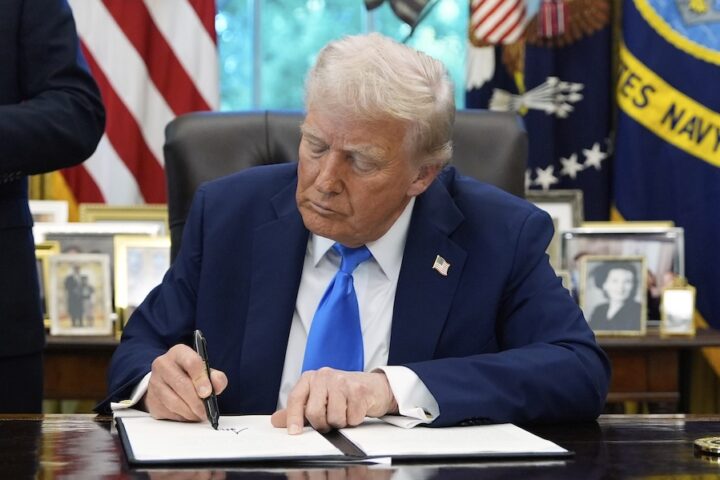 Trump introduce tassa annuale di 100mila dollari per visti H-1B negli Stati Uniti