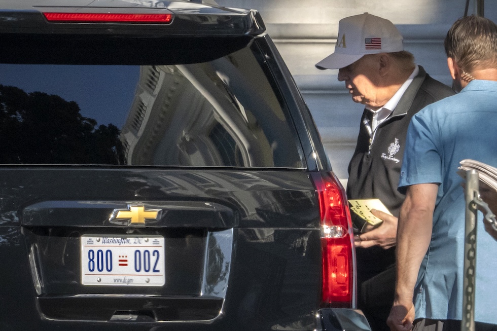 Trump smentisce le voci sulla sua salute durante una conferenza stampa alla Casa Bianca