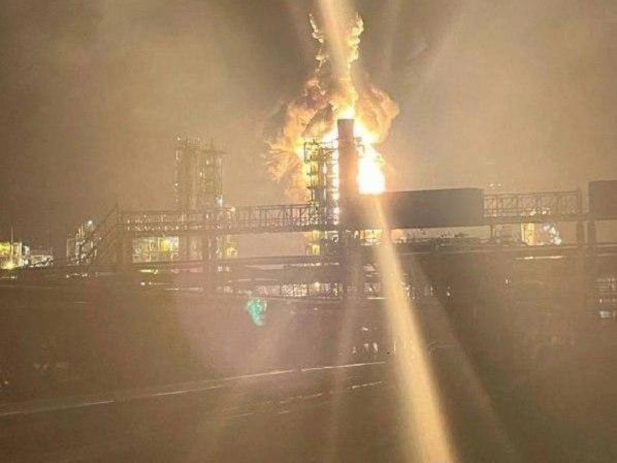 Ucraina intensifica attacchi ai settori energetici russi per indebolire Mosca e ottenere la pace