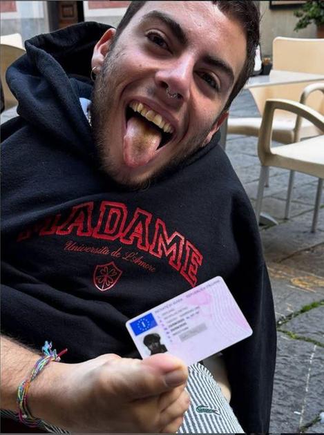 Un giovane di Badalucco ottiene la patente e inizia una nuova vita senza braccia