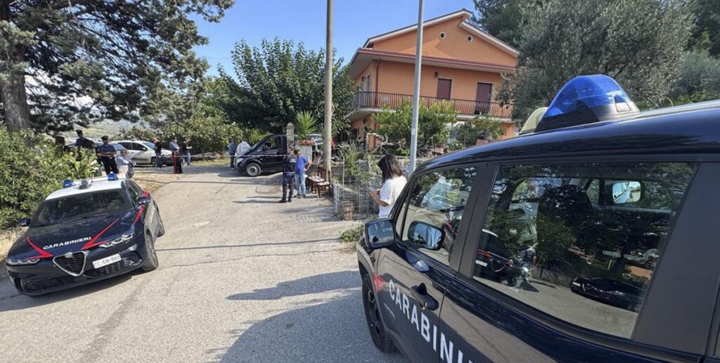 Un uomo di 58 anni uccide la moglie a Paupisi e poi fugge, i due figli minori sono irreperibili