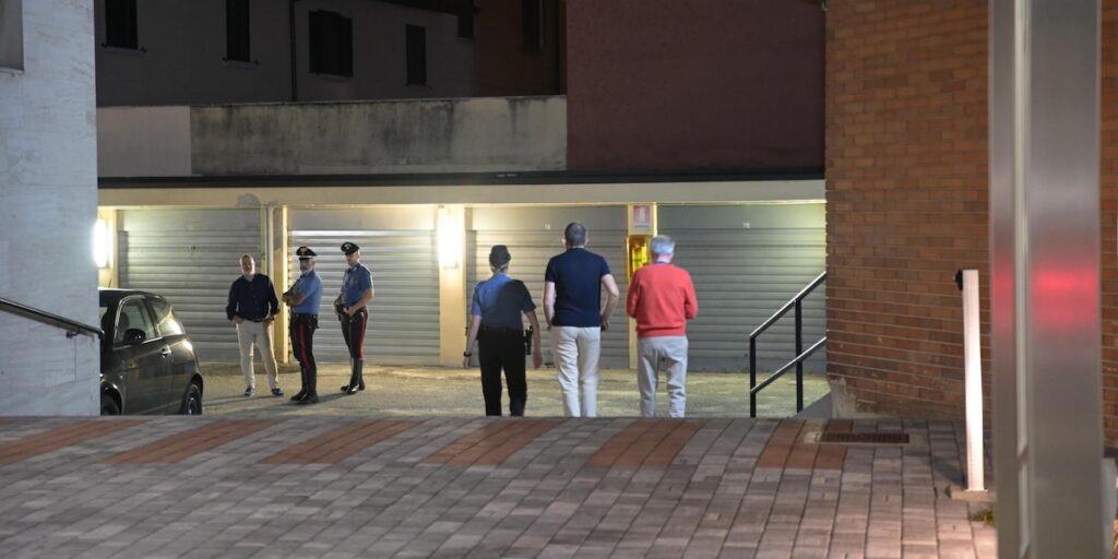 Una donna di 83 anni muore a Milano colpita da un uomo che si è suicidato dal balcone