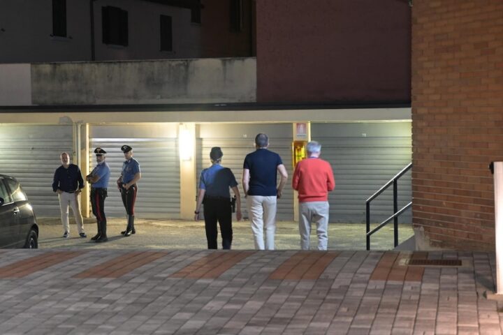 Una donna di 83 anni muore a Milano colpita da un uomo che si è suicidato dal balcone