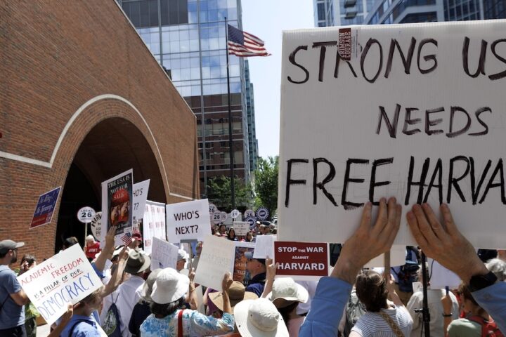 Una giudice statunitense dichiara illegale la sospensione di fondi pubblici a Harvard da parte di Trump