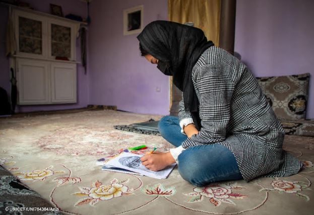 Unicef: oltre 2,2 milioni di ragazze afghane escluse dall'istruzione entro il 2025