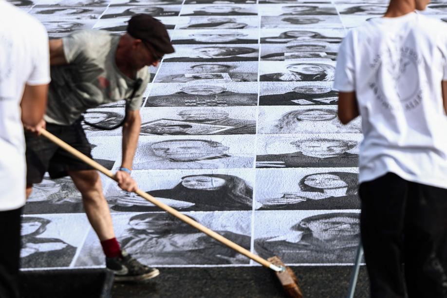Un'installazione d'arte sotto la Tour Eiffel per omaggiare le vittime della strada