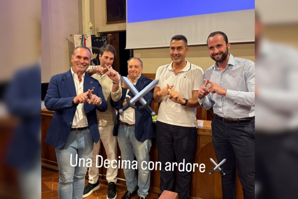 Vannacci provoca polemiche per foto nella sede del Comune di Sansepolcro con simbolo della Decima Flottiglia Mas