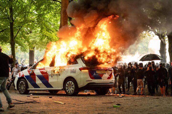 Violenta protesta contro l'immigrazione all'Aia, attaccata la sede del partito D66