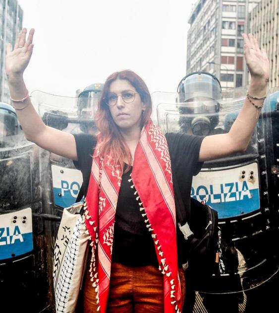 Violenti scontri a Milano: anarchici e militanti del centro sociale Lambretta in azione