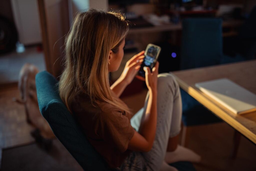 Violenza su minorenne a Sulmona: due giovani accusati di stupro e revenge porn