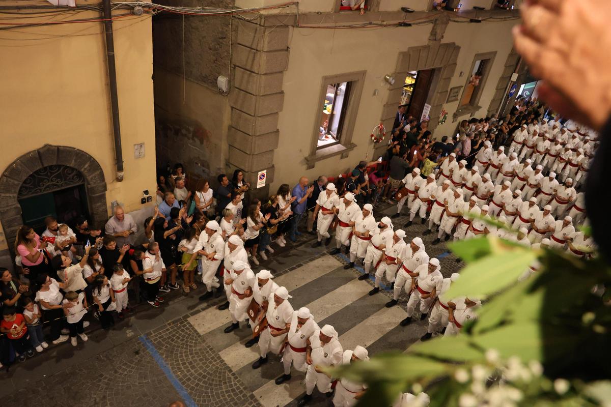 Viterbo, la macchina di Santa Rosa cambia tradizione dopo arresto di due turchi armati