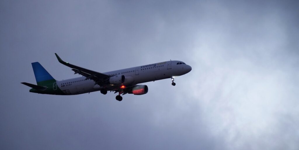 Vueling annuncia licenziamenti per due terzi del personale a Fiumicino e cancellazione di cinque rotte