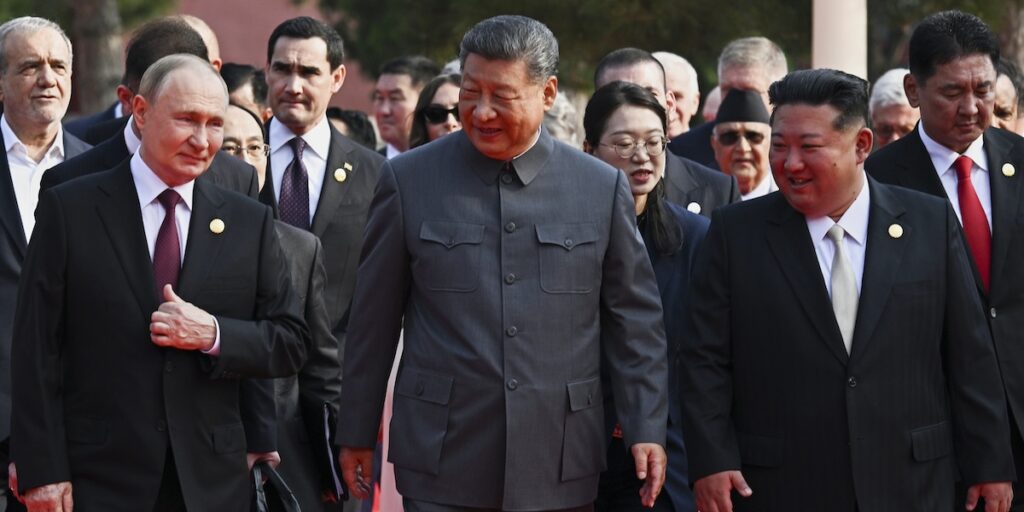 Xi Jinping, Vladimir Putin e Kim Jong Un discutono di immortalità durante parata a Pechino