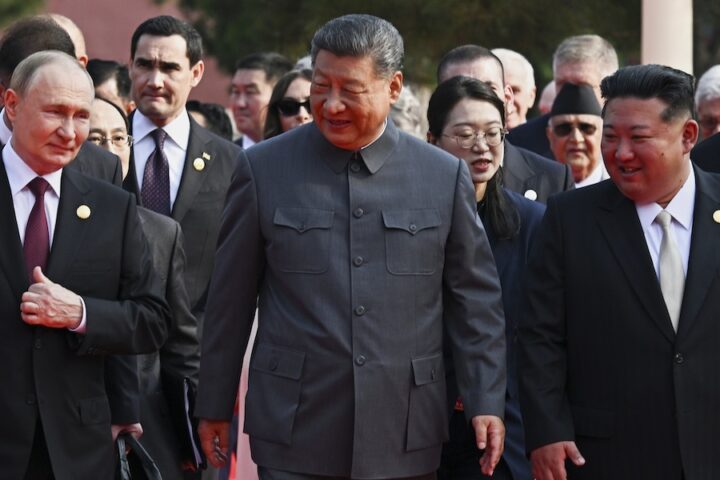 Xi Jinping, Vladimir Putin e Kim Jong Un discutono di immortalità durante parata a Pechino