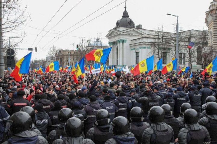 Il Cremlino minaccia la Moldavia dopo la nuova strategia militare: “Nulla di buono l’aspetta”