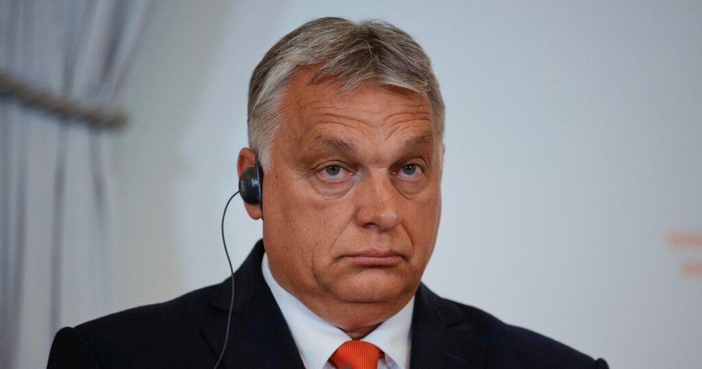 Orban accusa il partito Tisza di legami con Bruxelles e Kiev mentre cala la popolarità di Fidesz