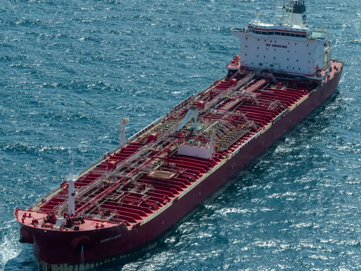 Russia utilizza il “flotta ombra” per lanciare droni sopra l’Europa