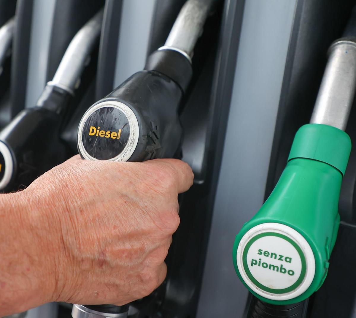 Accise: calano per la benzina ma salgono per il gasolio, i consumatori protestano