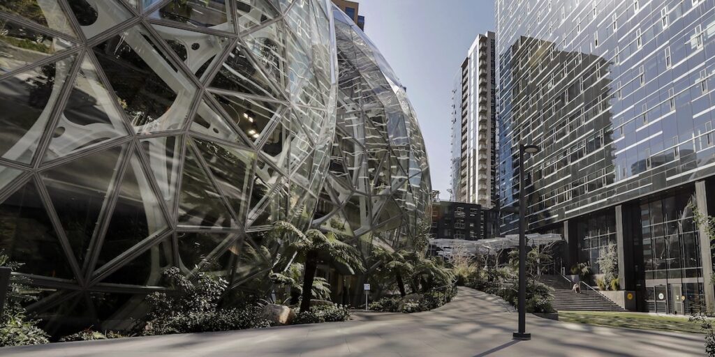 Amazon prevede di licenziare fino a 30mila dipendenti, secondo Reuters e Wall Street Journal