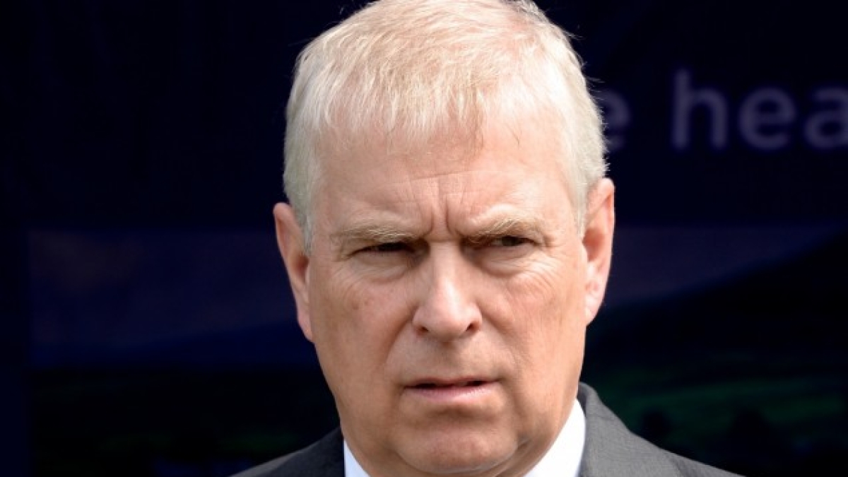 Andrea, il "figlio preferito" di Elisabetta II, rinuncia ai titoli reali dopo lo scandalo Epstein