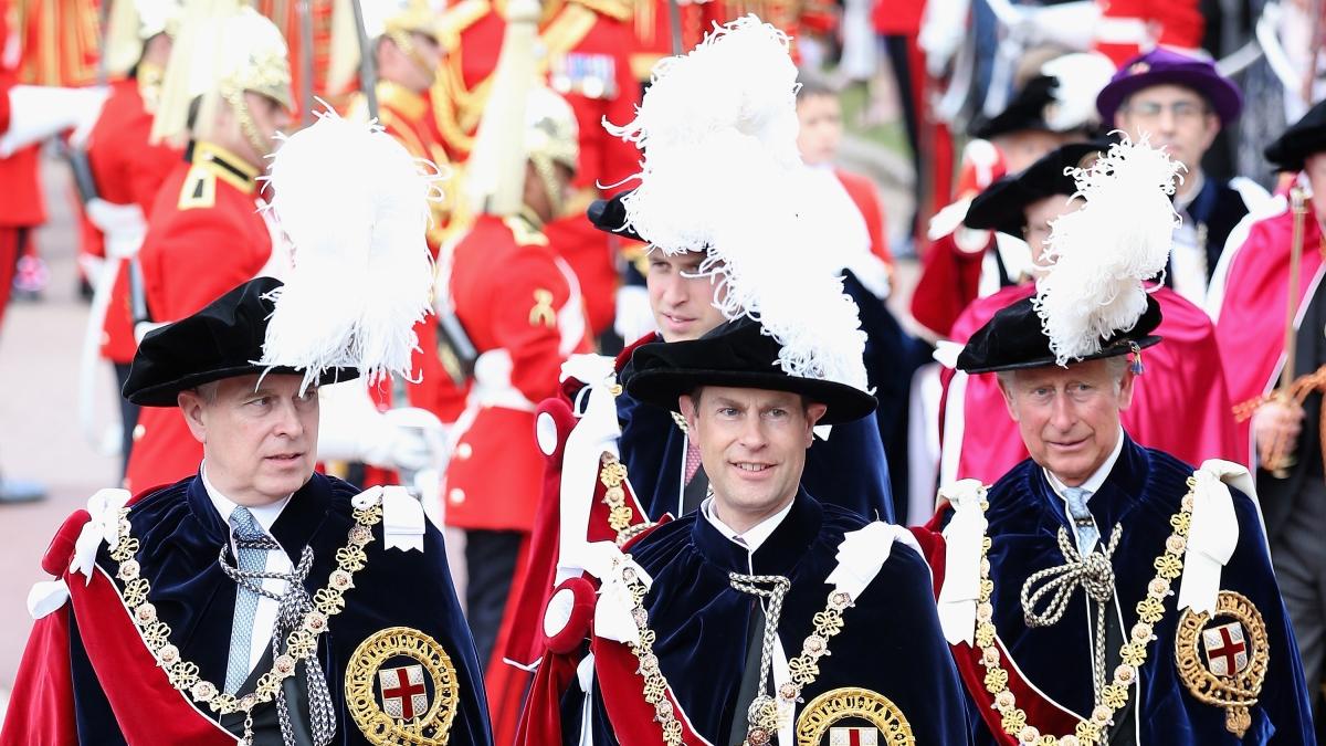 Andrea Mountbatten Windsor mantiene il diritto alla successione al trono nonostante la revoca dei titoli da parte di re Carlo