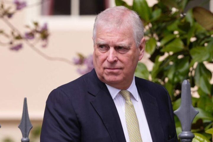 Andrea perde il titolo di principe e viene sfrattato dal Royal Lodge