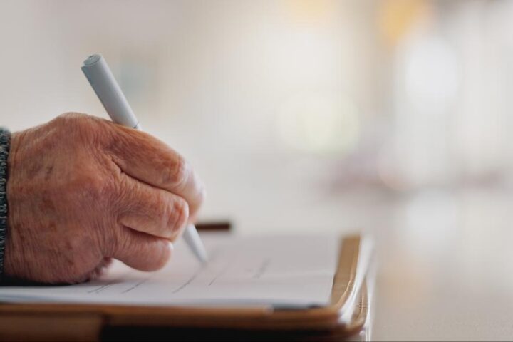 Armando Borghi, ingegnere nucleare di 76 anni, insegna informatica ai pensionati di Cantù