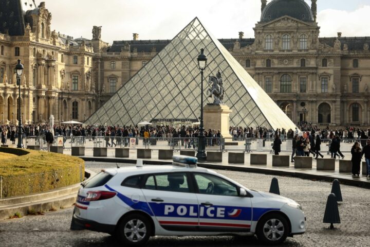 Arrestato il terzo sospettato del furto al Louvre del 19 ottobre a Parigi