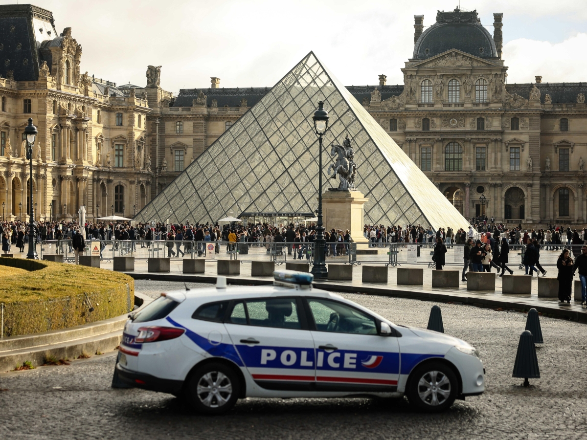 Arrestato il terzo sospettato del furto al Louvre del 19 ottobre a Parigi