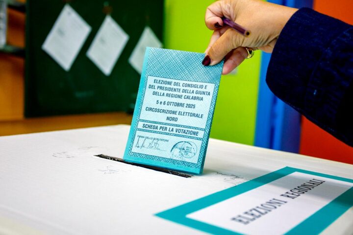 Calabria, affluenza al voto alle 12 al 7,7% per l'elezione del presidente della Regione