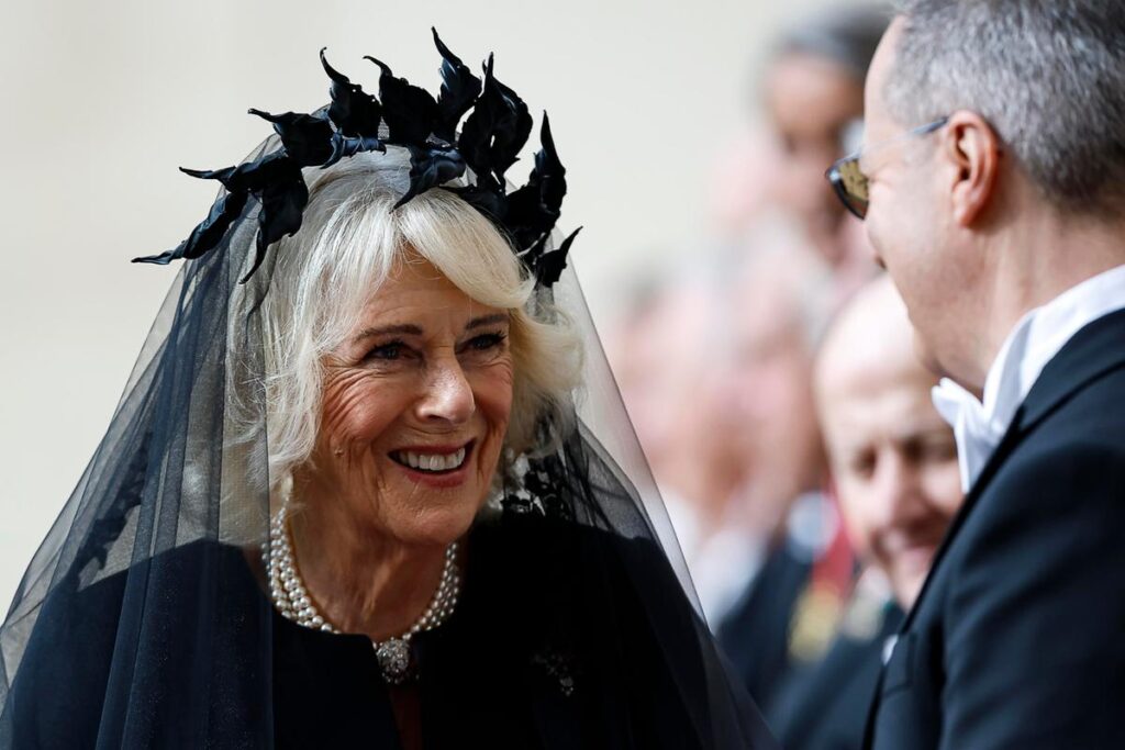 Camilla indossa il nero per l'incontro col Papa in Vaticano con Re Carlo