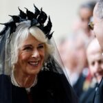 Camilla indossa il nero per l'incontro col Papa in Vaticano con Re Carlo